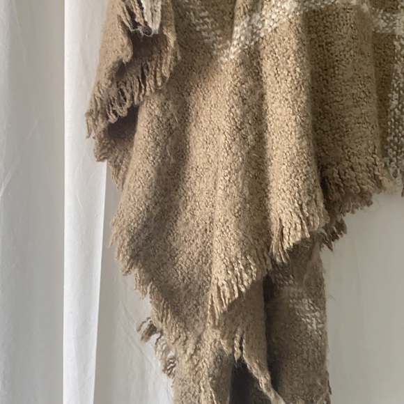 Poncho - Picture 4 of 5